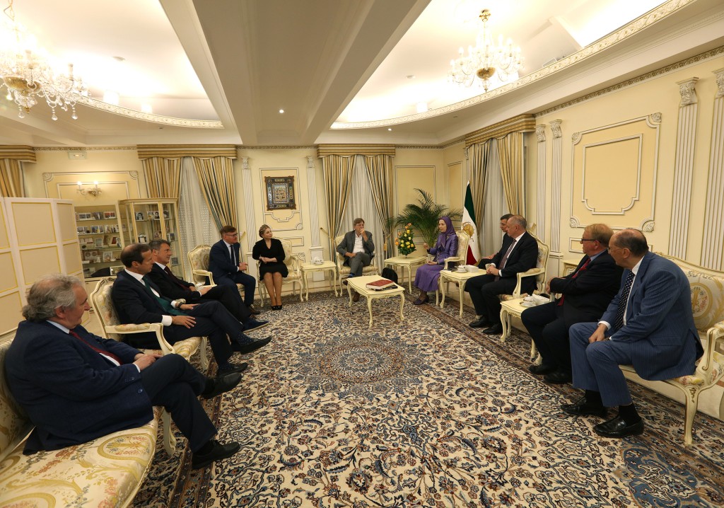 Rencontre de Maryam Radjavi avec des dirigeants politiques près de Paris