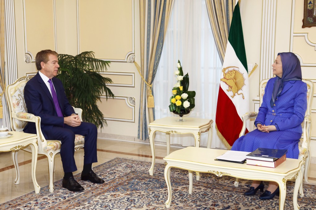 Maryam Radjavi rencontre et s’entretient avec l’ambassadeur Lincoln Bloomfield, ancien secrétaire d’État adjoint américain
