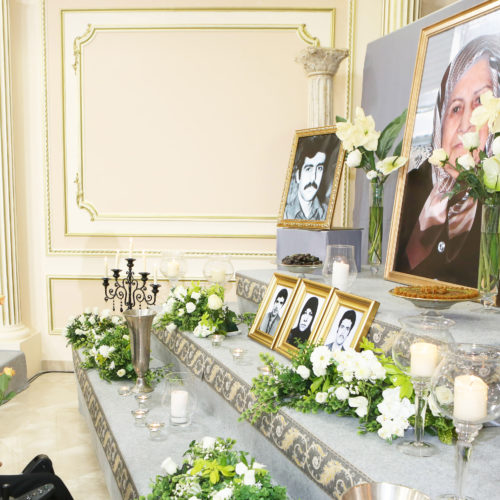 Maryam Radjavi rendant hommage aux mères de martyrs à la cérémonie en mémoire de Mme Sadegh, à Auvers-sur-Oise-24.11.2014-2