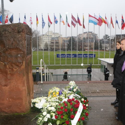 Maryam Rajavi- Laying flower for the Auschwitz memorial– Strasbourg – 26 January 2015-3
