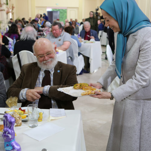 مریم رجوی در جشن نوروزی سال ۱۳۹۵با حضور شماری از حامیان فرانسوی مقاومت در دفتر شورای ملی مقاومت ایران تاریخ ۱۵ فروردین ۱۳۹۵