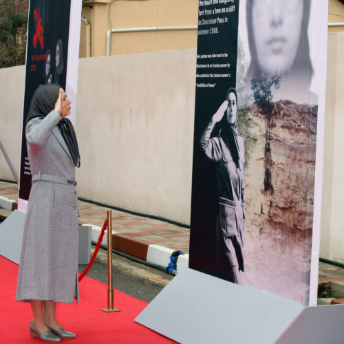 دیدار مریم رجوی از نمایشگاه عکس ۱۵۰ سال مبارزه زنان ایران در راه آزادی و آرمان برابری – اسفند۹۵