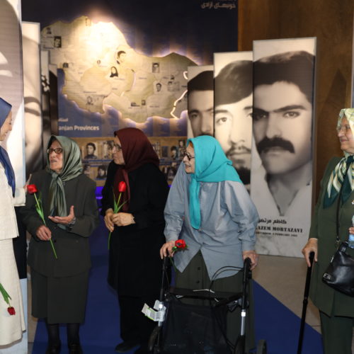 مریم رجوی همراه با مادران شهیدان در نمایشگاه ۱۲۰ سال مبارزه مردم ایران برای آزادی- ۲۱ تیر ۱۳۹۸