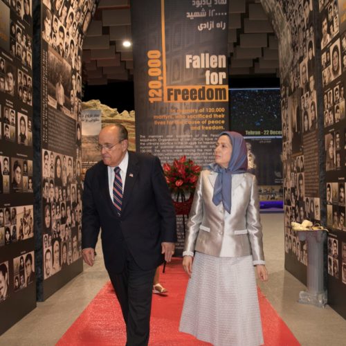 بازدید مریم رجوی همراه با شهردار جولیانی از نمایشگاه ۱۲۰ سال مبارزه مردم ایران برای آزادی- ۲۱ تیر ۱۳۹۸