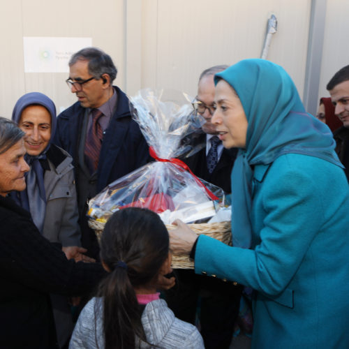 دیدار مریم رجوی با آسیب‌دیدگان زلزله در آلبانی- دی ۹۸