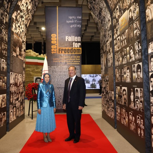 مریم رجوی و مایک پمپئو - دیدار از تصاویر شهیدان در موزه مقاومت و گرامی‌داشت ۱۲۰‌هزار شهید راه آزادی