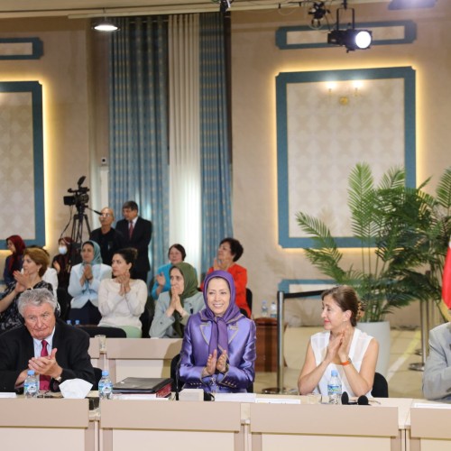 سخنرانی مریم رجوی در اجتماع گروهی از شخصيت‌های سياسی و بين‌المللی در اشرف۳- مرداد ۱۴۰۱